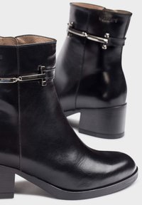 WONDERS Tronchetti - black