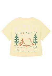 Gele oversized t-shirt met een kampeerscene met een tent, bomen en bergen, plus de tekst "ALTIJD Verkennen NOOIT VERLOREN" in groen en oranje.