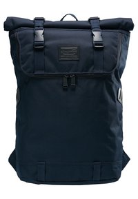 Námořnický batoh s rolovacím uzávěrem, vyrobený z odolné látky. Obsahuje dvě nastavitelné popruhy, přední zipovou kapsu a nášivku s logem.