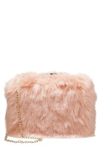 Rektangulär ljusrosa faux fur-klutch med en guldkedjestrap och ett metallspänne på toppen mot en vit bakgrund.