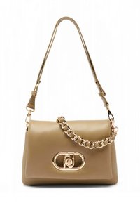 Sac à main en cuir beige à la forme arrondie, doté d'une bandoulière chaîne dorée et d'un logo en accent sur le devant. Texture lisse.