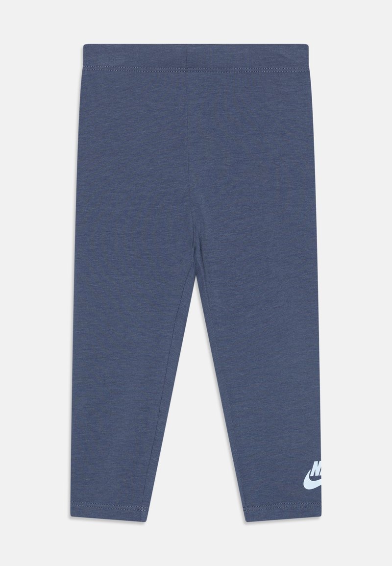 Leggings bleu marine en tissu doux et texturé avec une taille élastique et un logo Nike blanc en bas à gauche.