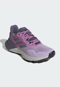 Paarse sportieve schoen met een ademend mesh bovenwerk, veters, rubberen zool, gestructureerde accenten en een versterkte neus. Lichtgewicht en ondersteunend ontwerp.
