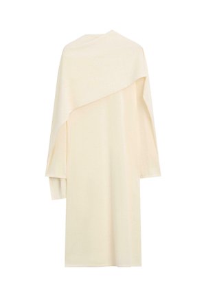 Robe longue en maille de couleur crème avec détail superposé asymétrique sur la poitrine et manches longues, présentée sur un fond uni.
