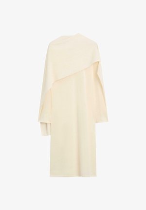 Robe longue en maille de couleur crème avec détail superposé asymétrique sur la poitrine et manches longues, présentée sur un fond uni.