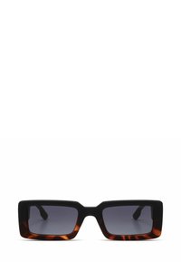 Lunettes de soleil rectangulaires avec une monture noire mate et des accents en écaille de tortue. Verres teintés en gris ; branches épaisses s'affinant vers les extrémités.