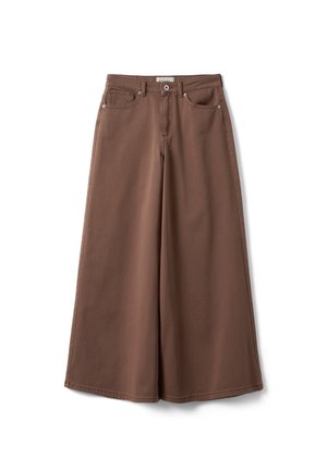 Braune Hose mit weitem Bein und hoher Taille, vorne mit Knopf- und Reißverschluss, Gürtelschlaufen und Fünf-Taschen-Design, flach auf weißem Hintergrund liegend.