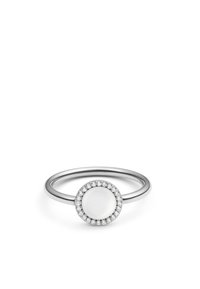 Anello in argento sterling con centro in pietra ovale bianca liscia, circondato da una fascia circolare di piccole pietre trasparenti. Design semplice e lucido.