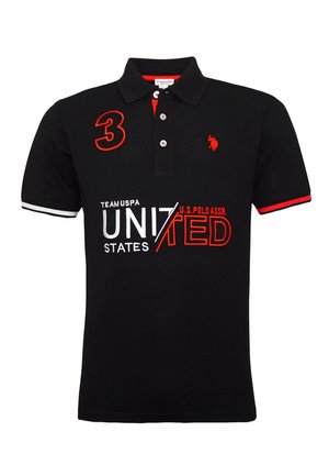 Czarna koszulka polo z czerwonymi i białymi detalami, czerwony numer trzy na piersi, biały i czerwony tekst "UNITED STATES", oraz małe czerwone logo jeźdźca na koniu.