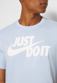 Nike Sportswear TEE  - T-shirt estampada - light marine/white