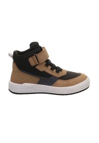 Wysokie trampki z czarną siateczką, z beżowymi zamszowymi akcentami, regulowanym paskiem, czarnymi sznurówkami oraz białą gumową podeszwą. Obecne są teksturowane detale.