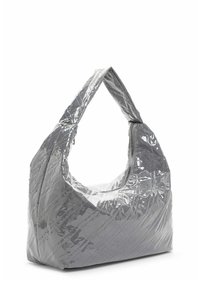 Bolso de mano acolchado gris fabricado con material transparente y brillante, con forma de media luna y cierre de cremallera en el borde superior.