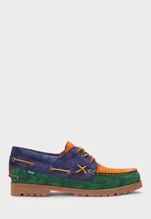Wildlederschuh im Boot-Stil mit blauen, orangefarbenen und grünen Sektionen. Braune Gummisohle mit Schnürung und dekorativer Naht. Polo-Logo an der Seite.