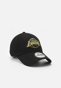 Gorra negra ajustada con el logotipo de Los Angeles Lakers bordado en relieve en amarillo, con una corona estructurada y visera curvada.