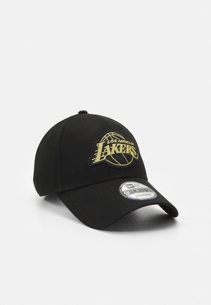 Schwarze, taillierte Kappe mit aufgesticktem, erhöhtem Logo der Los Angeles Lakers in Gelb, mit strukturiertem Schirm und gebogenem Visier.