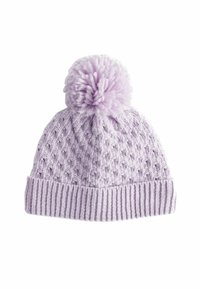 Bonnet en tricot violet clair avec un motif texturé, un revers côtelé et un grand pompon sur le dessus.
