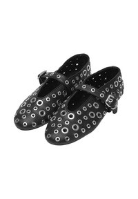 Chaussures en cuir noir avec un bout rond, dotées de plusieurs œillets en argent et d'une sangle avec une boucle pour la fermeture.