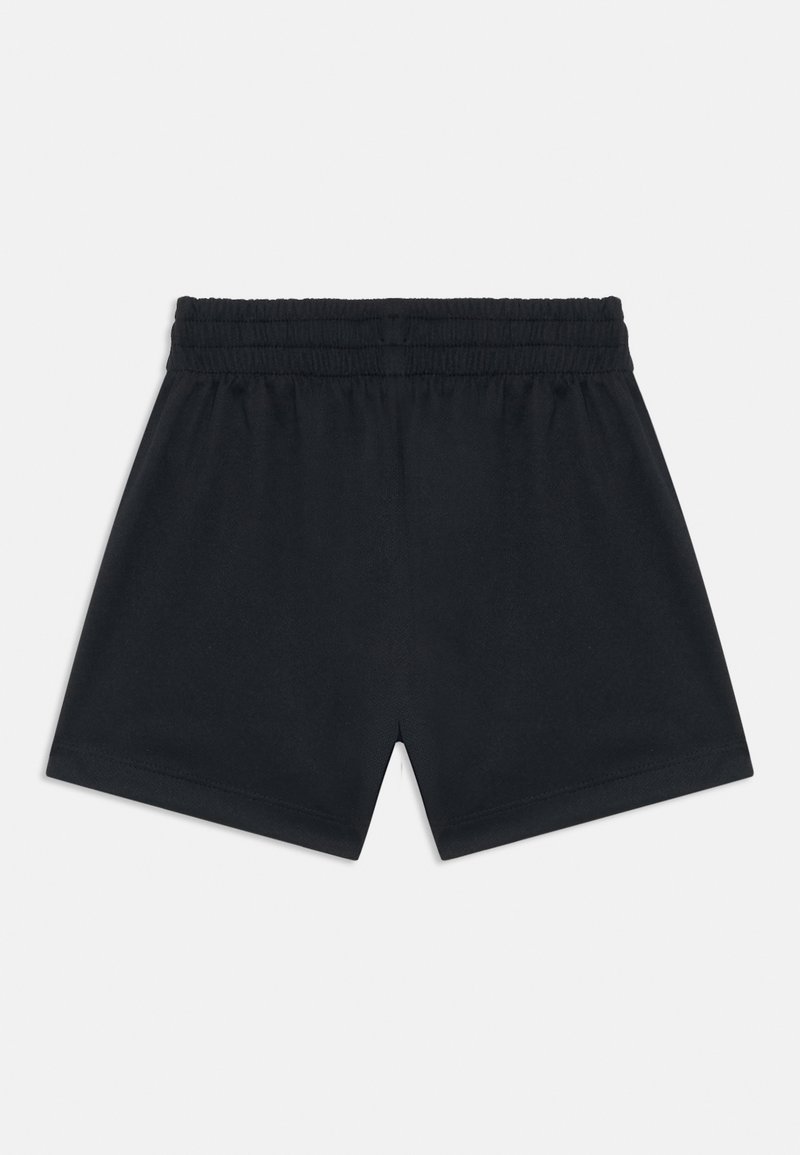 Czarne bawełniane szorty z elastycznym pasem, o gładkiej teksturze, długości do połowy uda, bez widocznych kieszeni ani wzorów.