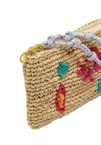 Wpleciona torebka kopertówka ze słomy z kolorowym haftem kwiatowym w czerwonym, pomarańczowym i turkusowym kolorze. Zawiera wzorzystą tkaninową rączkę i złoty zamek.
