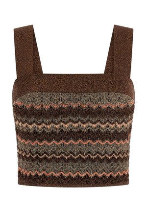 Brązowy dziergany krótki top z szerokimi ramiączkami i poziomymi zygzakowatymi wzorami w odcieniach beżu, pomarańczu i ciemniejszego brązu.