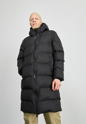Zwarte pufferjas met een lange, gewatteerde ontwerp, voorzien van een capuchon, ritssluiting en elastische manchetten. Soepele textuur met een glanzende afwerking.