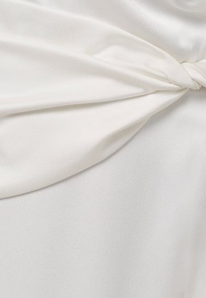 Tissu en satin blanc lisse avec un détail de nœud torsadé créant de doux plis et un éclat subtil.