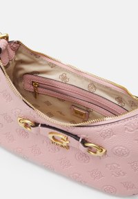 Borsa a tracolla in pelle rosa con esterno testurizzato e motivi logo in rilievo, hardware dorato e interno foderato con tasca con zip.