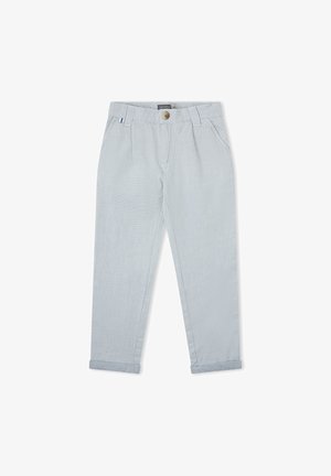 Pantalones casuales de color gris claro con cierre de botón, bolsillos laterales, trabillas para cinturón y puños remangados, mostrados planos sobre un fondo blanco.