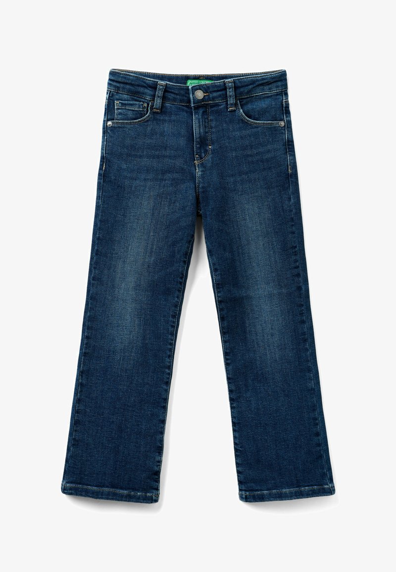 Vaqueros de mezclilla azul oscuro con corte recto, diseño de cinco bolsillos y desgaste visible, que cuentan con un botón metálico y cremallera.