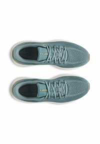 Scarpe da ginnastica azzurro chiaro con parte superiore in rete, chiusura con lacci, linguetta imbottita e suola bianca. Presentano un piccolo accento arancione sulla punta.