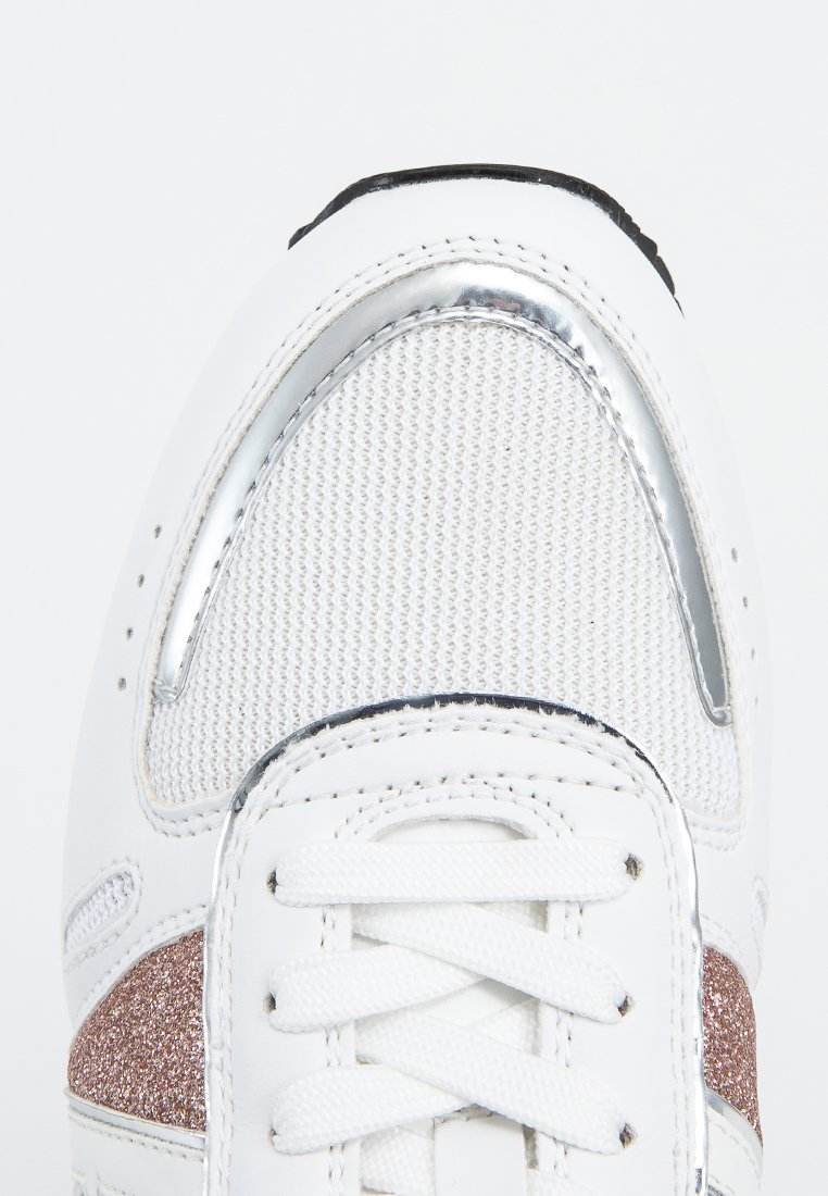 Sneaker bianco con area della punta in rete testurizzata, accenti di glitter bronzo e bordi riflettenti argentati. I lacci in primo piano completano il design.
