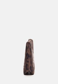 Pochette a stampa leopardata marrone, con forma piatta e triangolare, dotata di chiusura con zip. Realizzata in materiale liscio con una leggera lucentezza.