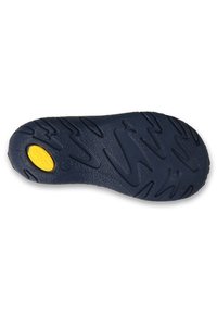 Granatowa gumowa podeszwa buta z głębokimi rowkami zapewniającymi przyczepność oraz teksturowaną powierzchnią; zawiera żółty okrągły akcent z logo.