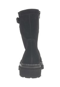 Zwarte suede laars met een verticale rits, voorzien van een gestructureerde bovenkant, een dikke rubberen zool en een decoratieve bandaccent nabij de enkel.