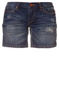 Pantalones cortos de mezclilla en azul oscuro con un patrón desgastado. Cuenta con cinco bolsillos, cierre de cremallera y un botón decorativo en la parte delantera. Dobladillo ligeramente deshilachado.