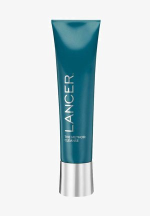 Türkiser Tubus von Lancer Hautpflege mit silbernem Boden, beschriftet mit "DAS VERFAHREN: REINIGEN", verfügt über eine glatte Oberfläche und ein modernes Design.