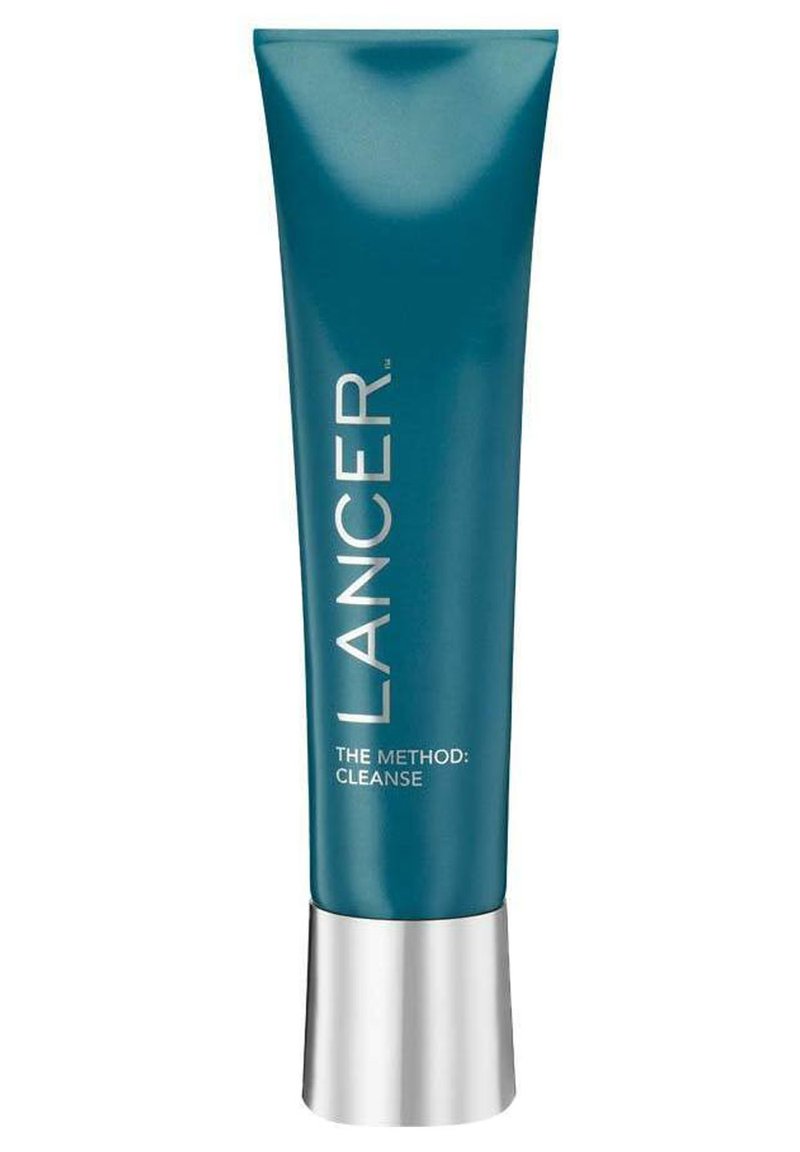 Tubetto turchese di Lancer skincare con fondo argento, etichettato "THE METHOD: CLEANSE", presenta una finitura liscia e un design moderno.