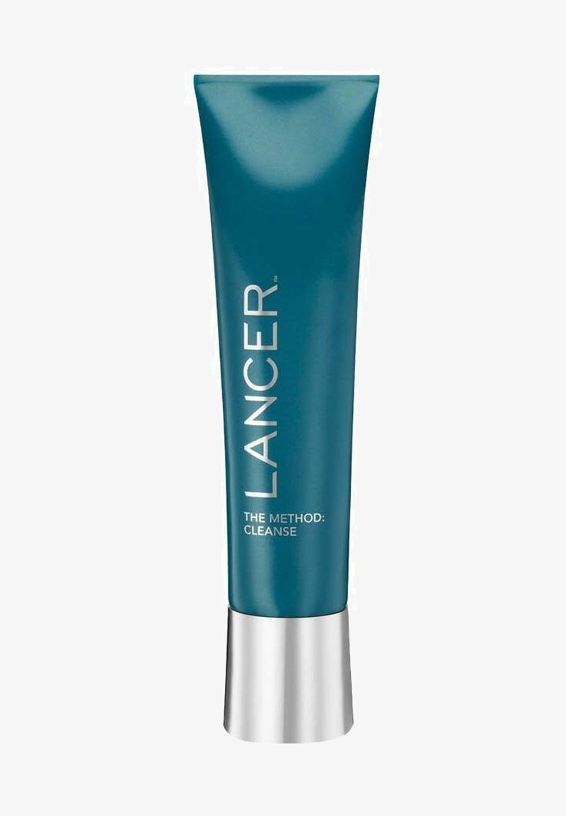 Tubetto turchese di Lancer skincare con fondo argento, etichettato "THE METHOD: CLEANSE", presenta una finitura liscia e un design moderno.