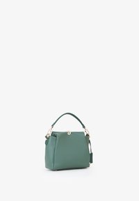 Borsa a mano in pelle verde con forma strutturata, manico corto e hardware in tonalità dorata. Presenta una chiusura a pattina e una tasca esterna.