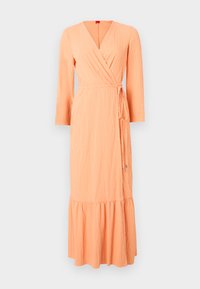 Rochie tip wrap, dintr-o stofă texturată de culoare portocalie deschisă. Prezintă un decolteu în formă de V, mâneci lungi și o margine cu volane în straturi, legată cu o curea asortată.