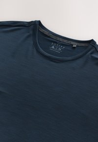Marineblaue Sport-T-Shirt mit Rundhalsausschnitt, aus strukturiertem Stoff und einem dezenten Markenlogo nahe dem Halsausschnitt. Glattes, leichtes Material.