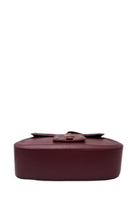 Prostokątna torebka ze skóry w kolorze bordowym z przednią klapką i złotym klamrą, przedstawiona od spodu na białym tle.