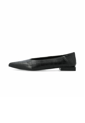 Chaussure plate noire à bout pointu avec motif en cuir texturé effet crocodile, présentée de profil sur fond blanc.