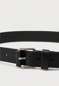 Cintura in pelle nera con una texture liscia, fibbia in metallo argentato e cinque fori di regolazione. Presenta un design semplice e dritto.