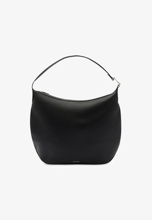 Czarna skórzana torba na ramię z zaokrągloną górną krawędzią, pojedynczym paskiem, zamknięciem na zamek błyskawiczny i małym logo marki na środku u dołu.