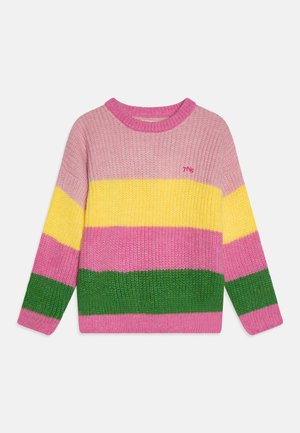 Strikkegenser med horisontale striper i rosa, gul og grønn. Rund hals med tykk tekstur og liten logo på brystet.