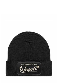 Schwarze Strickmütze mit umgeschlagenem Bündchen. Mit einem rechteckigen Patch, das weißen Text und florale Akzente auf schwarzem Hintergrund zeigt. Weiche Textur.