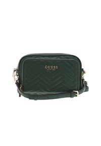 Sac bandoulière matelassé vert avec quincaillerie dorée et logo embossé. Doté d'une sangle réglable et d'une fermeture éclair, de forme rectangulaire.