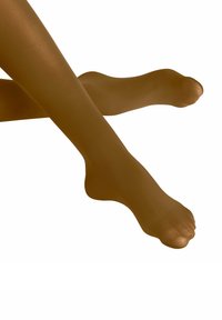 Collant marroni trasparenti su gambe incrociate, caratterizzati da una texture liscia e una vestibilità aderente, con dettagli sui piedi dall'aspetto naturale e un design senza cuciture.