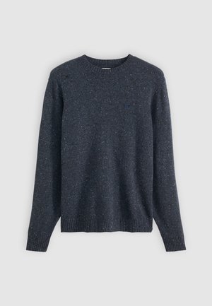 Pulover tricotat de culoare albastru închis, cu guler rotund, manșete și tiv cu nervuri, având o textură fină, cu pete discrete în întreaga suprafață. Logo mic pe piept.